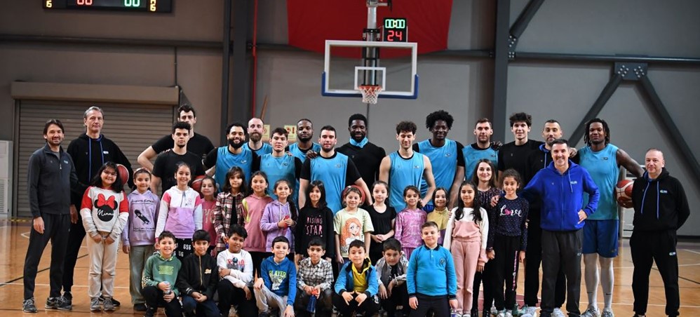 MİNİKLERDEN TOFAŞ BASKETBOL TAKIMI’NA ZİYARET